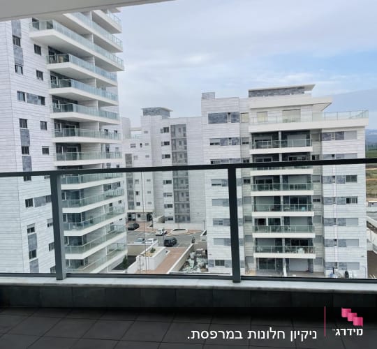 מרפסת עם רצפת אריחים וניקוז